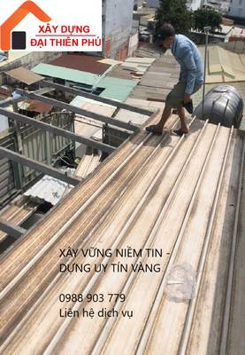 Thay những tấm tôn bị gãy và mục nát